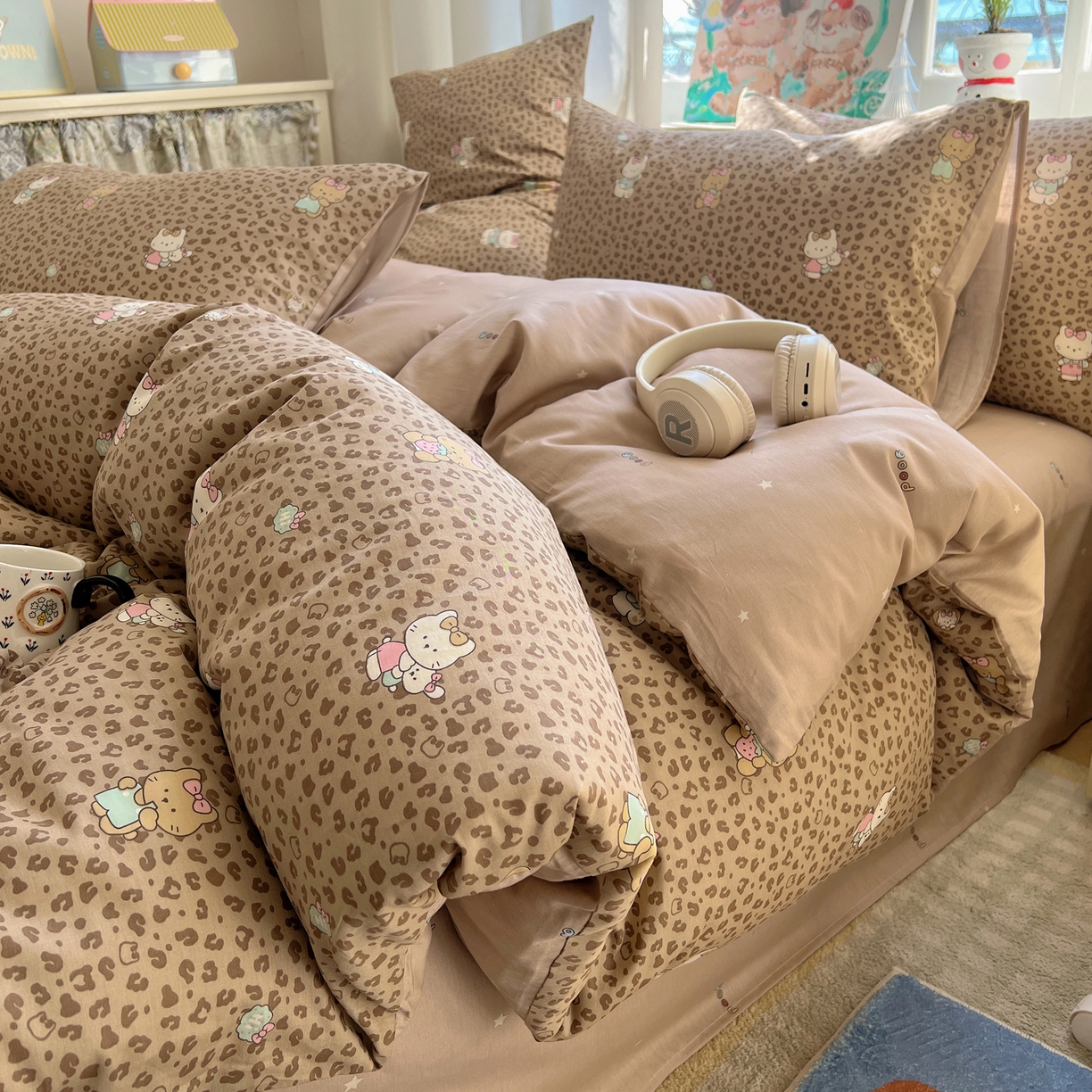 91家纺网 家纺一手货源 找家纺 六巷胡同 2026春夏新款INS卡通基础款全棉纯棉四件套-系列一 咖豹纹喵喵