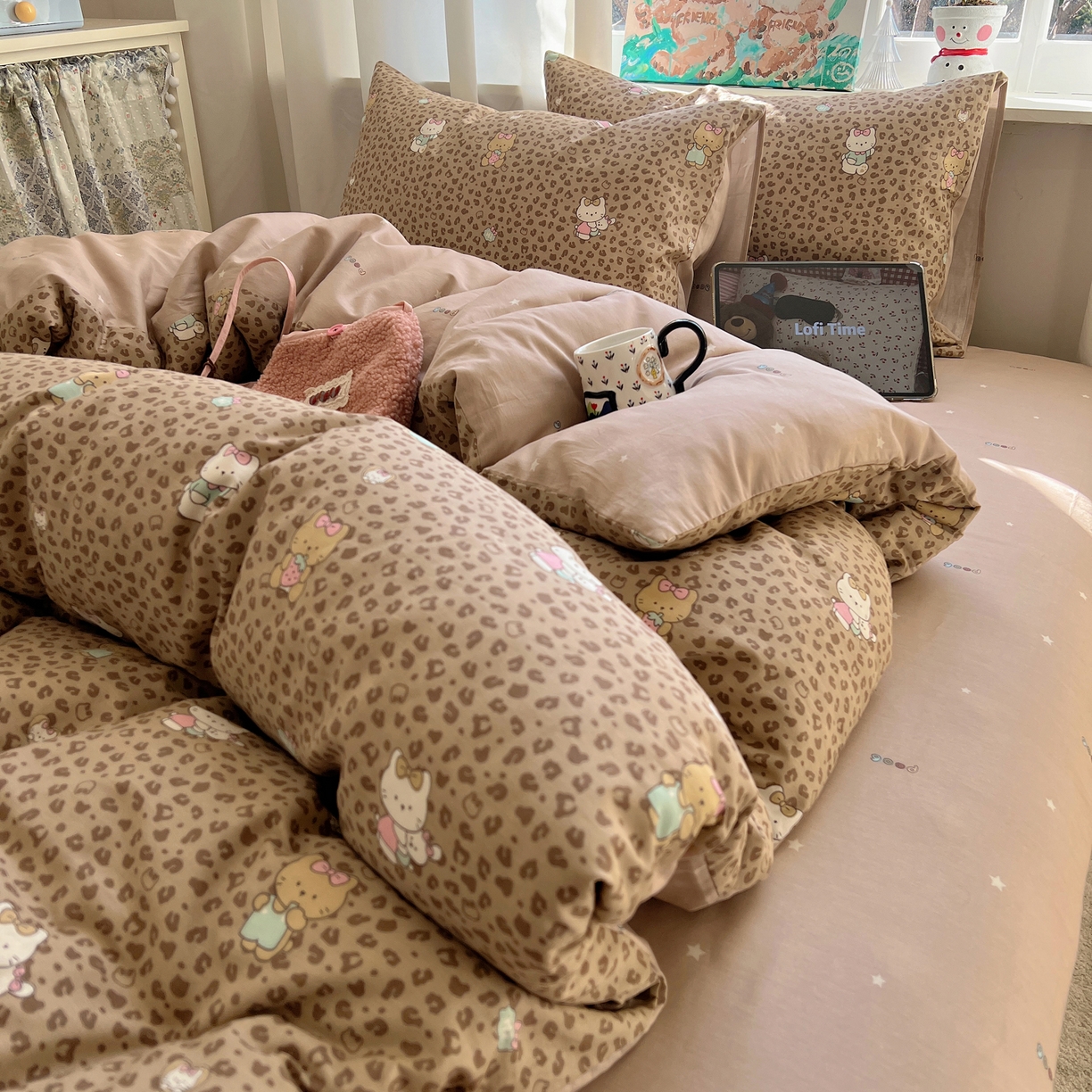 91家纺网 家纺一手货源 找家纺 六巷胡同 2026春夏新款INS卡通基础款全棉纯棉四件套-系列一 咖豹纹喵喵