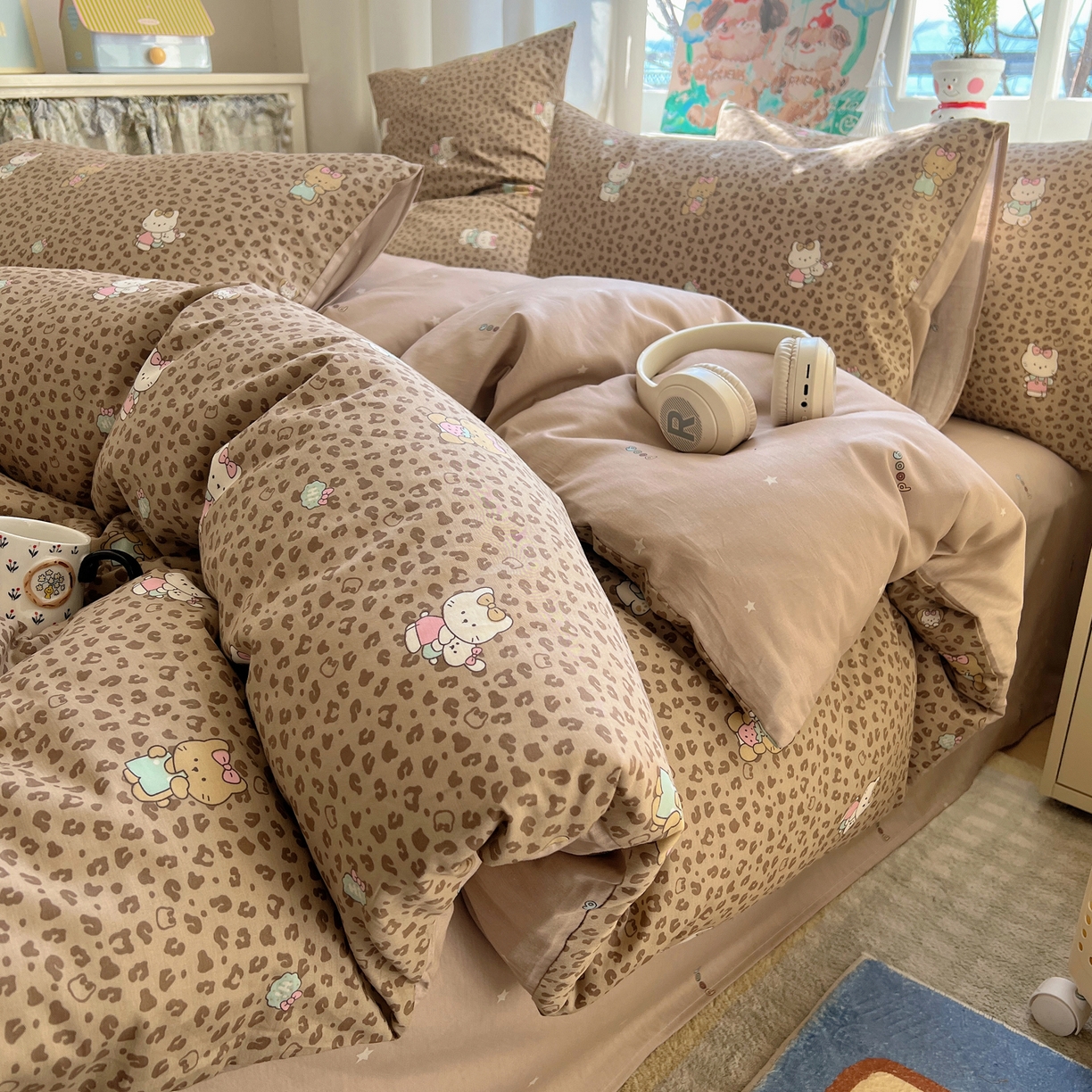 91家纺网 家纺一手货源 找家纺 六巷胡同 2026春夏新款INS卡通基础款全棉纯棉四件套-系列一 咖豹纹喵喵