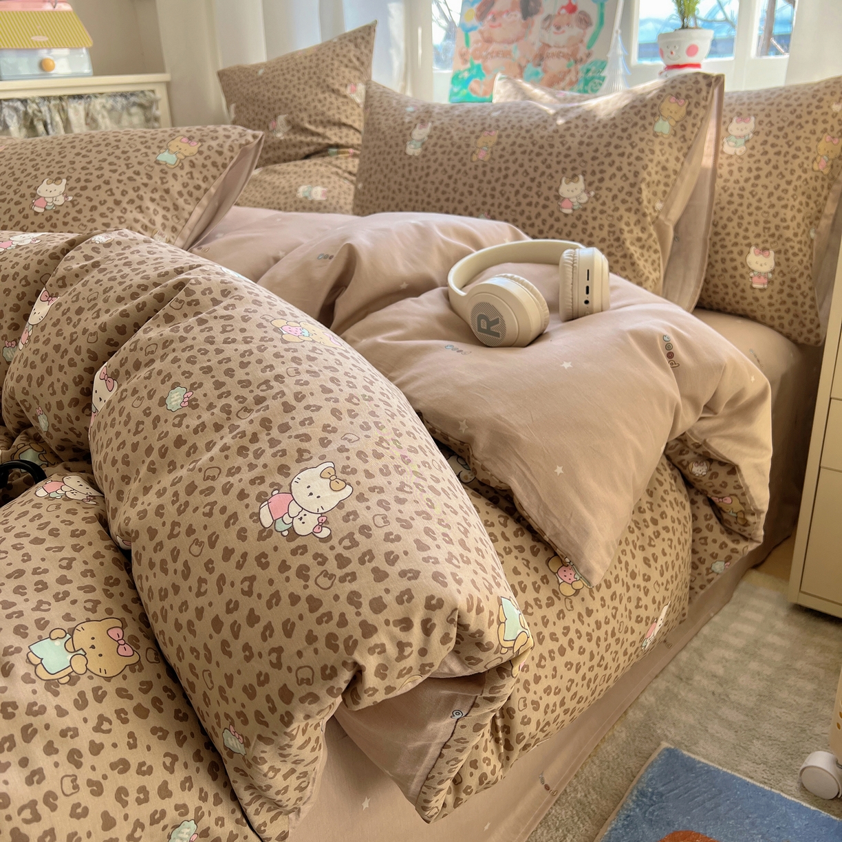 91家纺网 家纺一手货源 找家纺 六巷胡同 2026春夏新款INS卡通基础款全棉纯棉四件套-系列一 咖豹纹喵喵