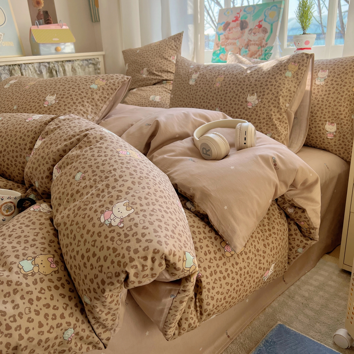 91家纺网 家纺一手货源 找家纺 六巷胡同 2026春夏新款INS卡通基础款全棉纯棉四件套-系列一 咖豹纹喵喵