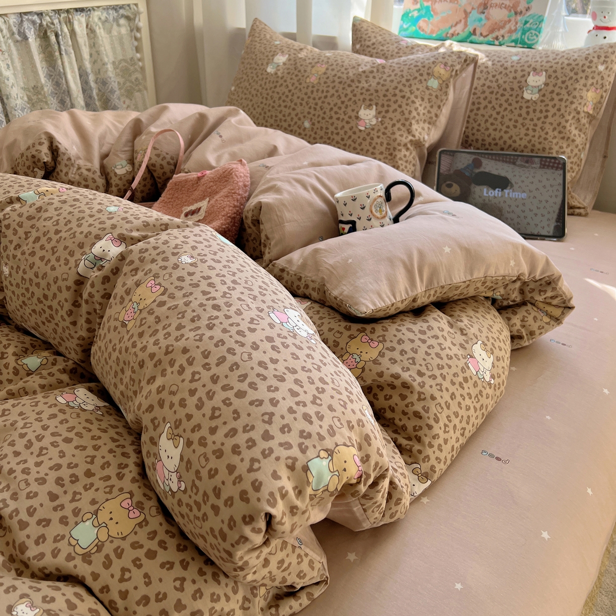 91家纺网 家纺一手货源 找家纺 六巷胡同 2026春夏新款INS卡通基础款全棉纯棉四件套-系列一 咖豹纹喵喵