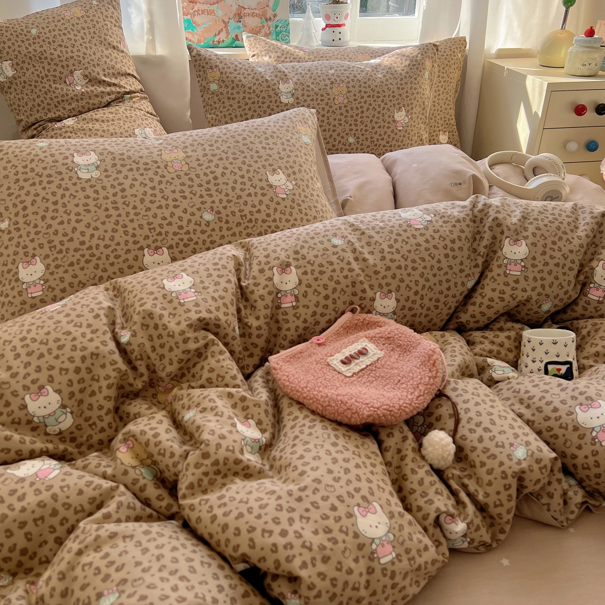 91家纺网 家纺一手货源 找家纺 六巷胡同 2026春夏新款INS卡通基础款全棉纯棉四件套-系列一 咖豹纹喵喵