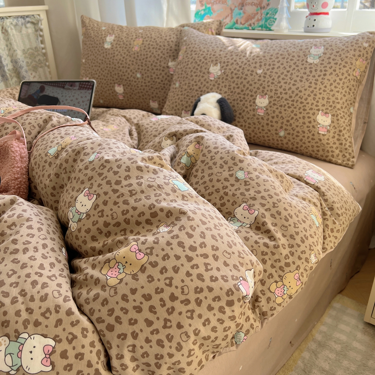 91家纺网 家纺一手货源 找家纺 六巷胡同 2026春夏新款INS卡通基础款全棉纯棉四件套-系列一 咖豹纹喵喵