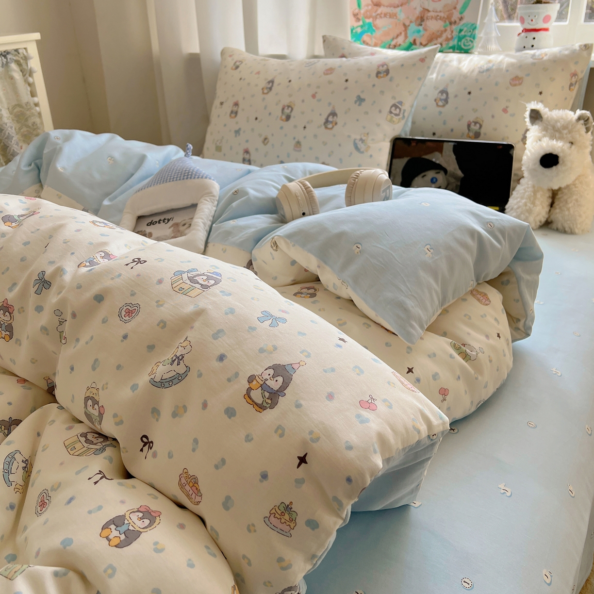 91家纺网 家纺一手货源 找家纺 六巷胡同 2026春夏新款INS卡通基础款全棉纯棉四件套-系列一 企鹅欢乐趴