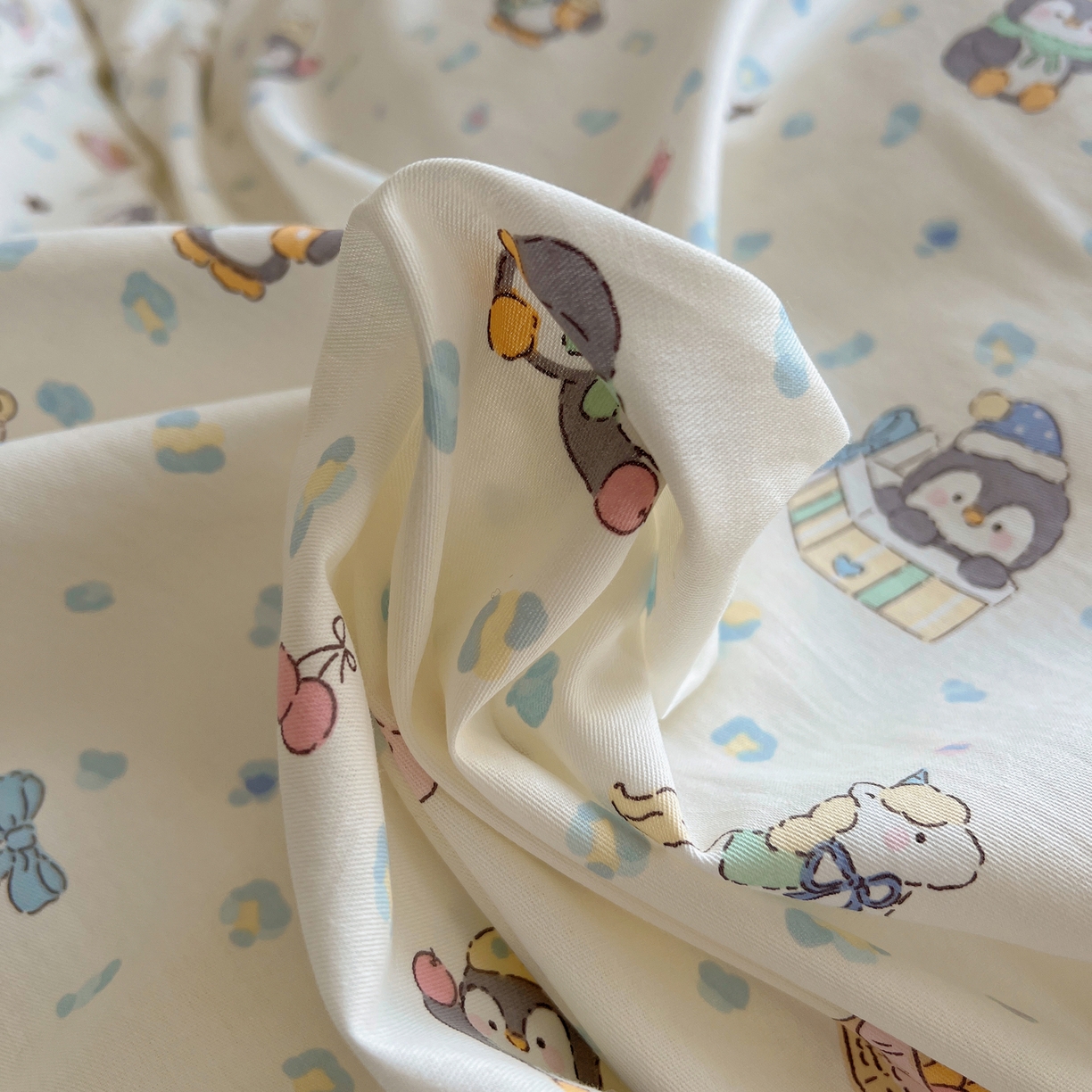 91家纺网 家纺一手货源 找家纺 六巷胡同 2026春夏新款INS卡通基础款全棉纯棉四件套-系列一 企鹅欢乐趴