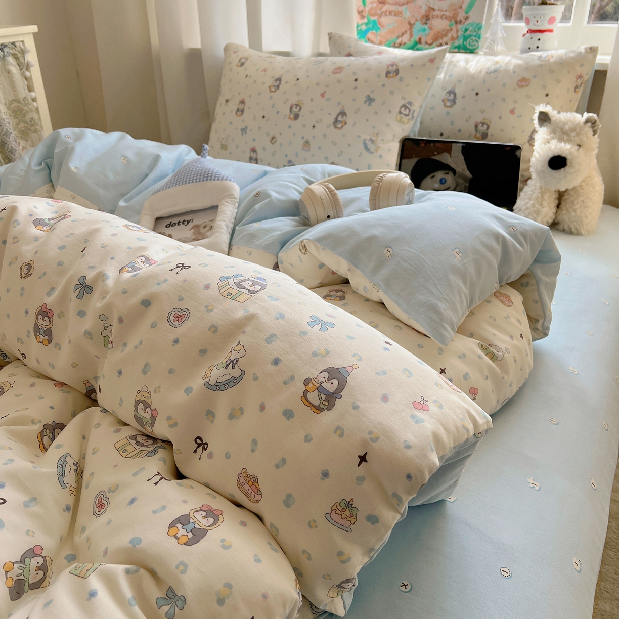 91家纺网 家纺一手货源 找家纺 六巷胡同 2026春夏新款INS卡通基础款全棉纯棉四件套-系列一 企鹅欢乐趴