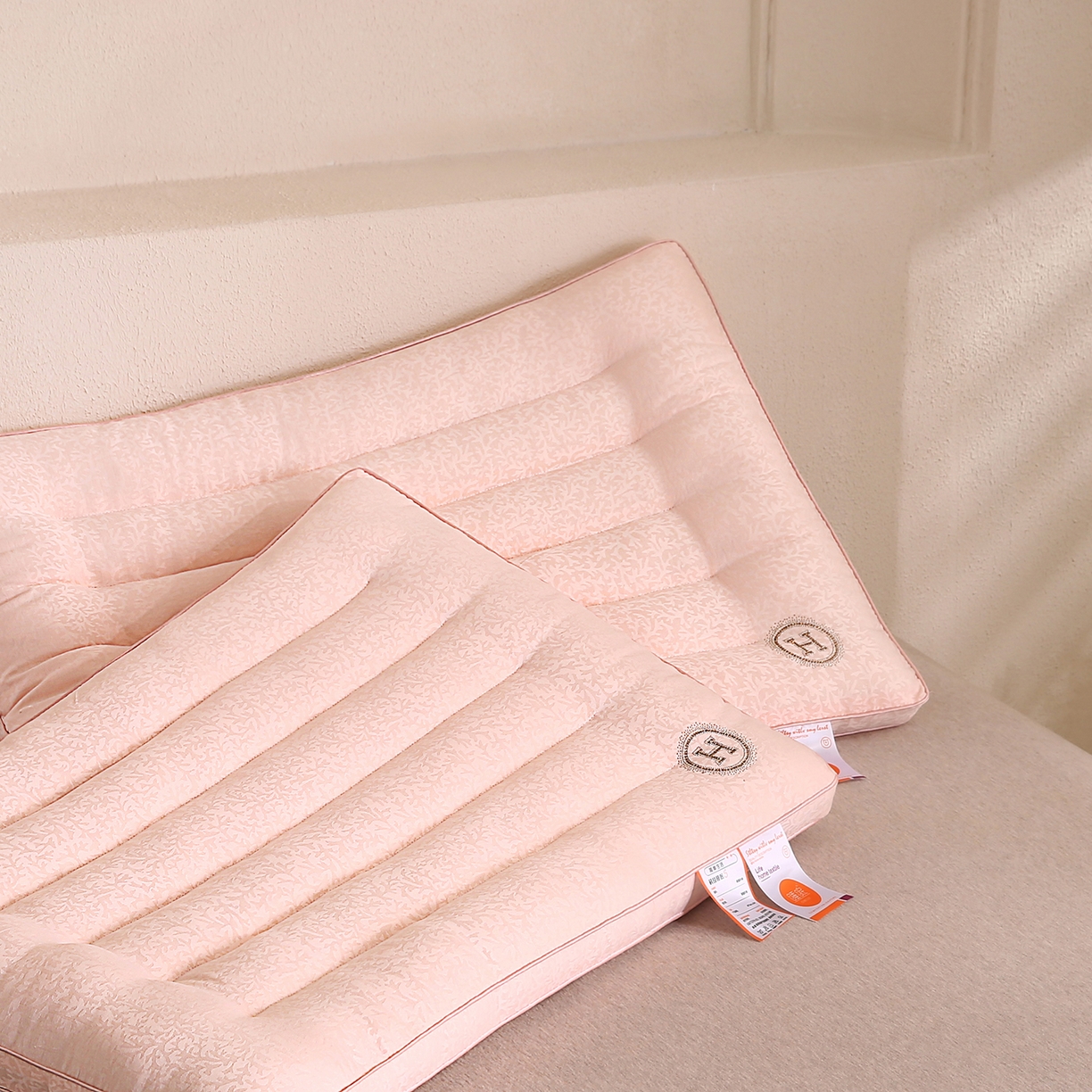 91家纺网 家纺一手货源 找家纺 橘夏家纺 2025新款提花款低枕枕头枕芯 桃夭玉露