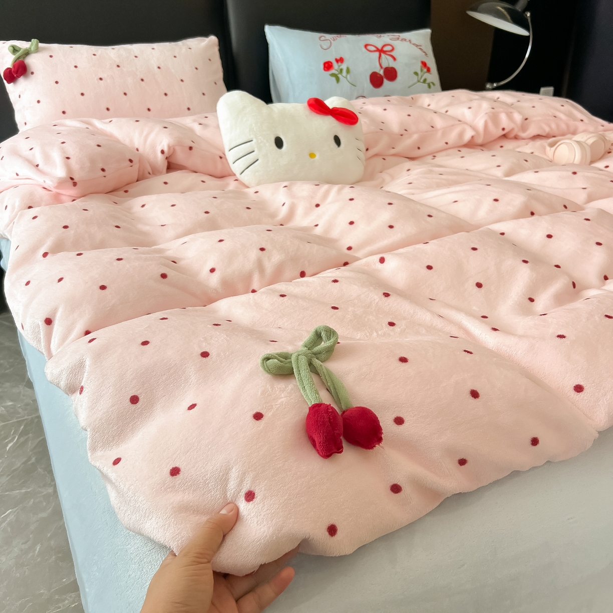 91家纺网 家纺一手货源 找家纺 （总）子钦家纺 2025秋冬新款小红书同款加厚牛奶绒樱桃蝴蝶结款毛巾绣床单床笠四件套-樱桃公主