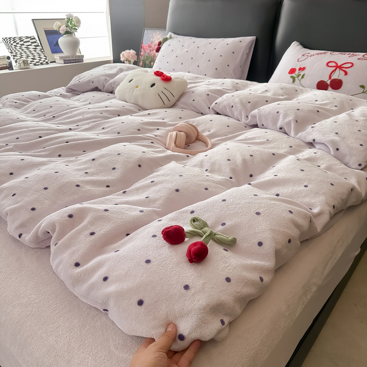 91家纺网 家纺一手货源 找家纺 子钦家纺 2025秋冬新款小红书同款加厚牛奶绒樱桃蝴蝶结款毛巾绣床单床笠四件套-樱桃公主 樱桃公主-紫波点