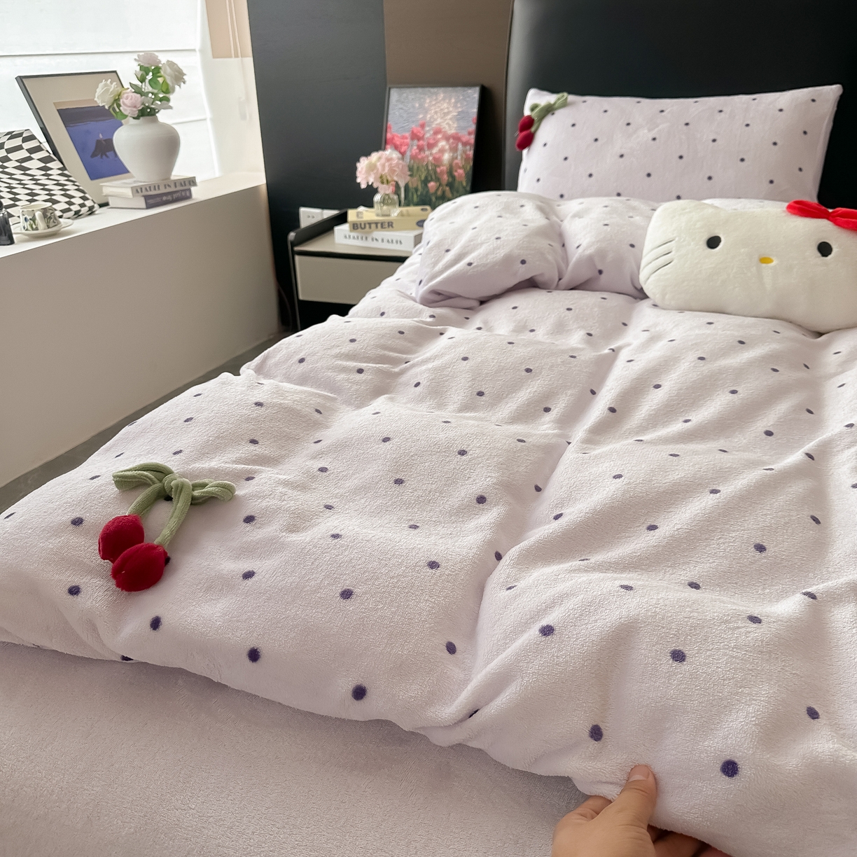 91家纺网 家纺一手货源 找家纺 子钦家纺 2025秋冬新款小红书同款加厚牛奶绒樱桃蝴蝶结款毛巾绣床单床笠四件套-樱桃公主 樱桃公主-紫波点