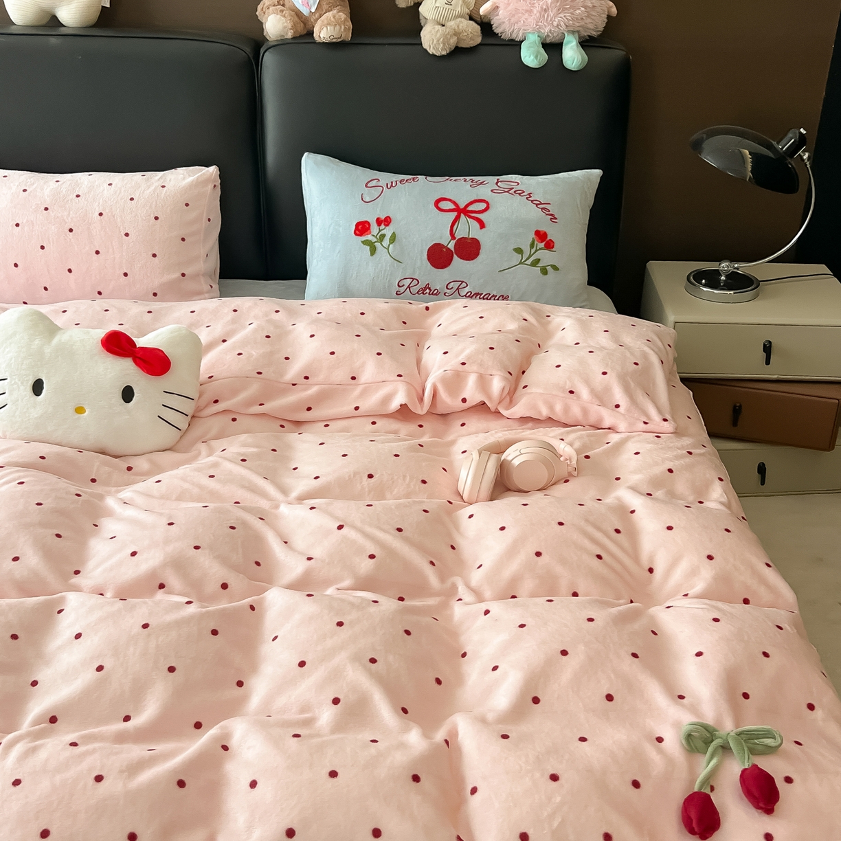 91家纺网 家纺一手货源 找家纺 （总）子钦家纺 2025秋冬新款小红书同款加厚牛奶绒樱桃蝴蝶结款毛巾绣床单床笠四件套-樱桃公主