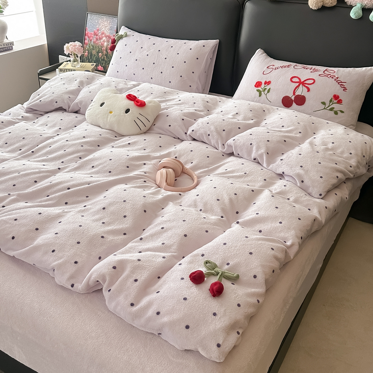 91家纺网 家纺一手货源 找家纺 子钦家纺 2025秋冬新款小红书同款加厚牛奶绒樱桃蝴蝶结款毛巾绣床单床笠四件套-樱桃公主 樱桃公主-紫波点