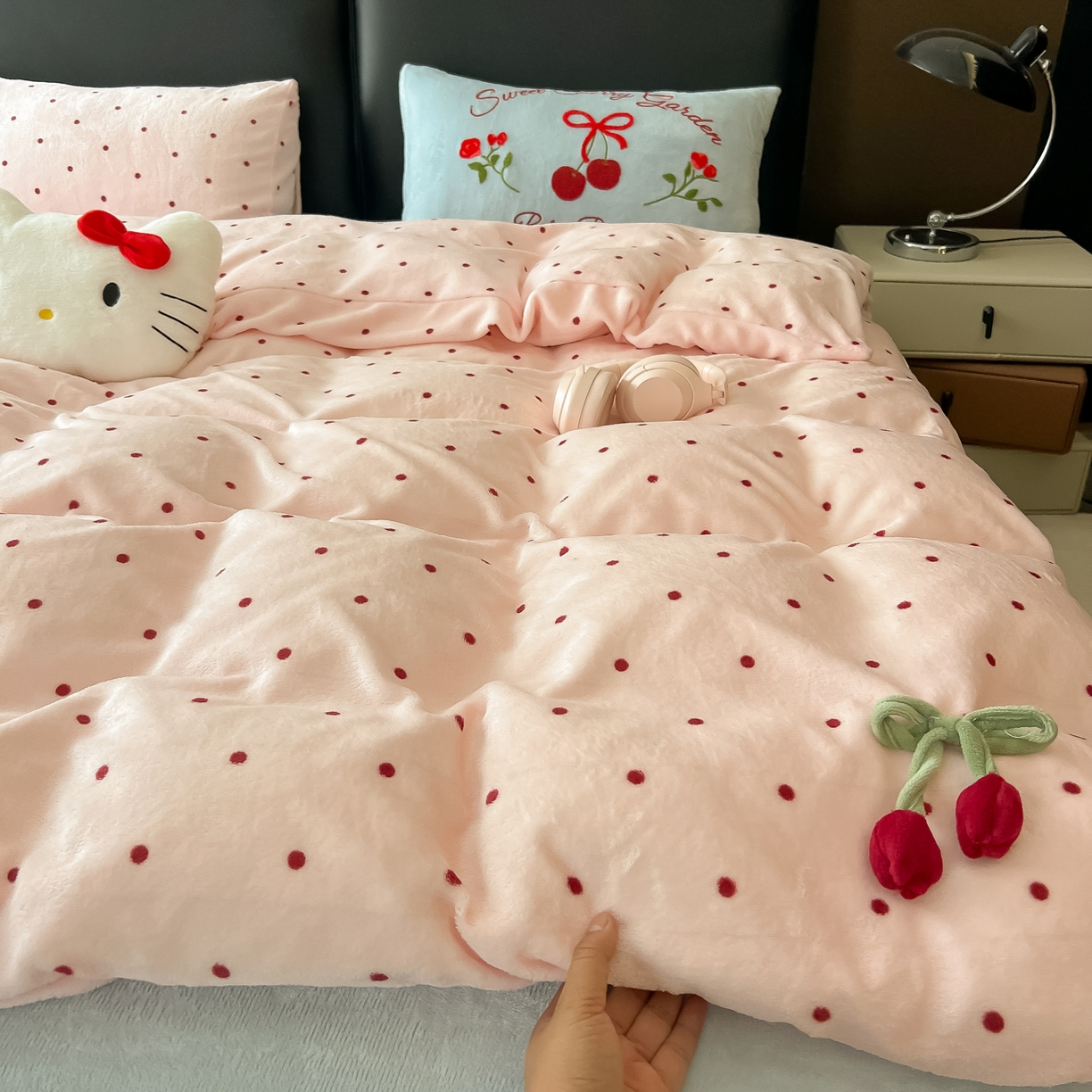 91家纺网 家纺一手货源 找家纺 （总）子钦家纺 2025秋冬新款小红书同款加厚牛奶绒樱桃蝴蝶结款毛巾绣床单床笠四件套-樱桃公主