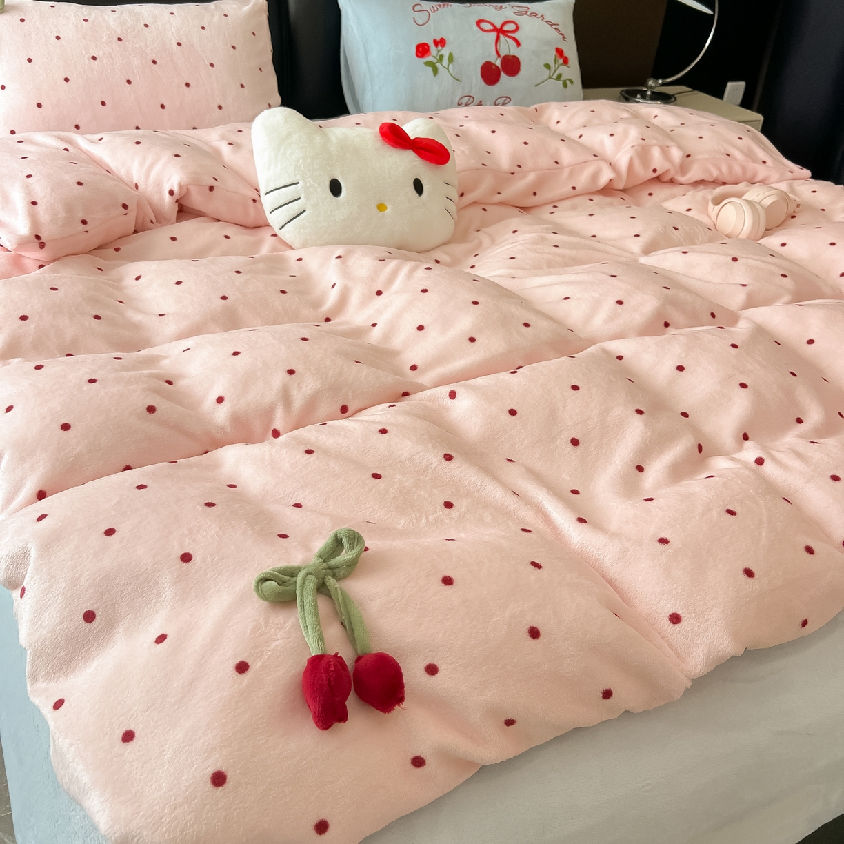 91家纺网 家纺一手货源 找家纺 子钦家纺 2025秋冬新款小红书同款加厚牛奶绒樱桃蝴蝶结款毛巾绣床单床笠四件套-樱桃公主 樱桃公主-粉波点