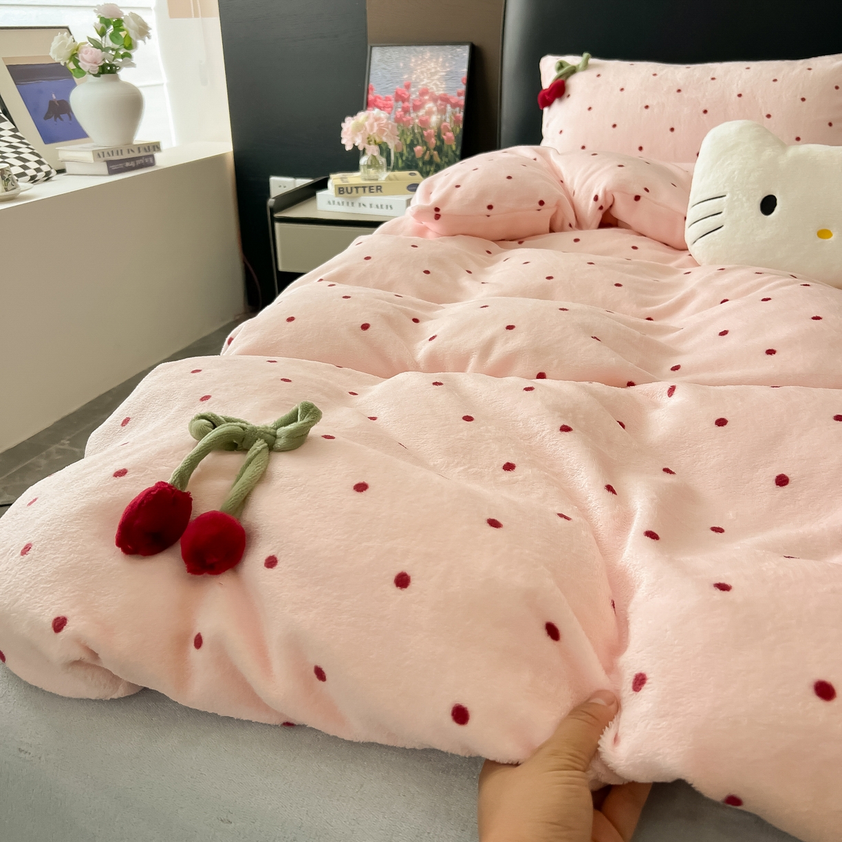 91家纺网 家纺一手货源 找家纺 子钦家纺 2025秋冬新款小红书同款加厚牛奶绒樱桃蝴蝶结款毛巾绣床单床笠四件套-樱桃公主 樱桃公主-粉波点
