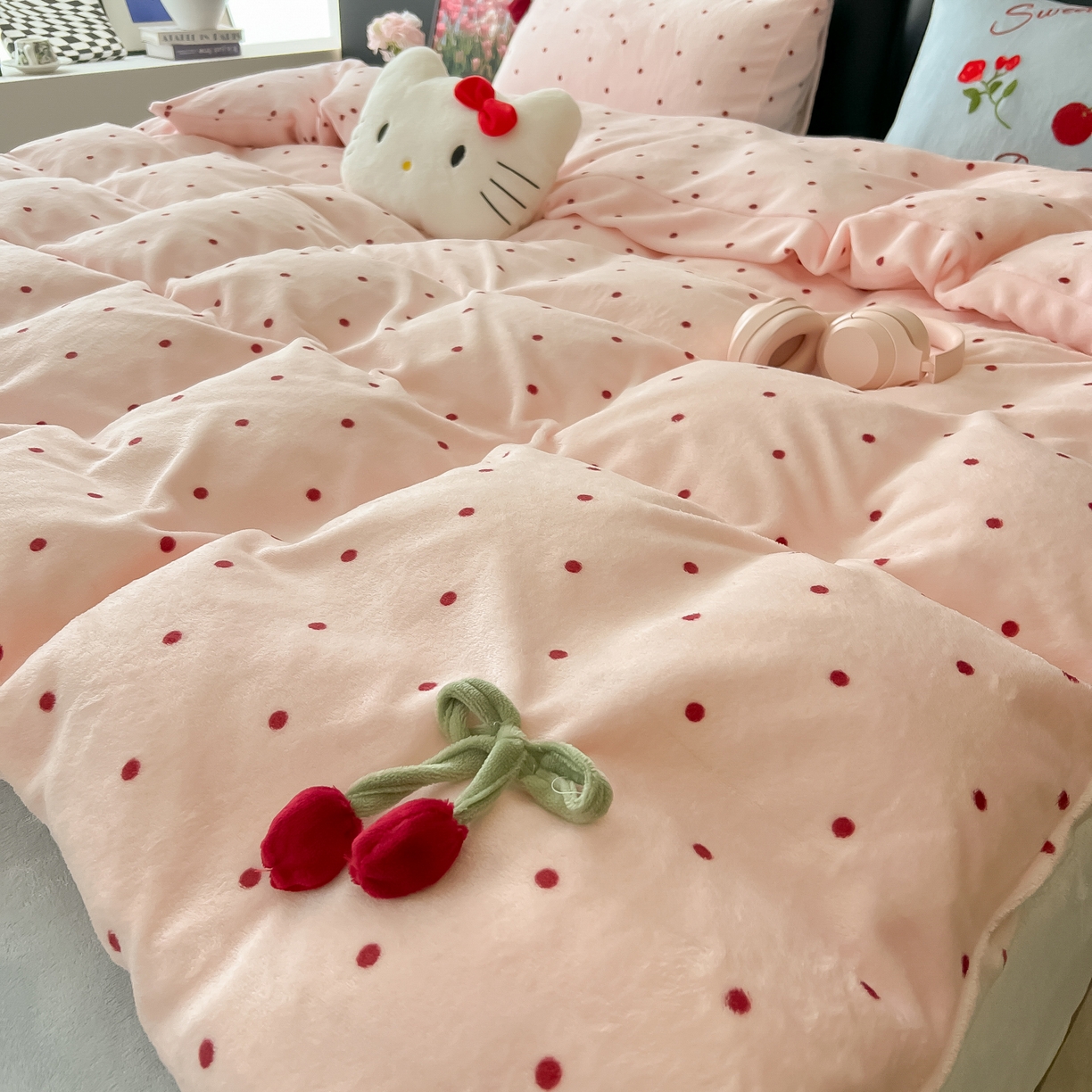 91家纺网 家纺一手货源 找家纺 子钦家纺 2025秋冬新款小红书同款加厚牛奶绒樱桃蝴蝶结款毛巾绣床单床笠四件套-樱桃公主 樱桃公主-粉波点