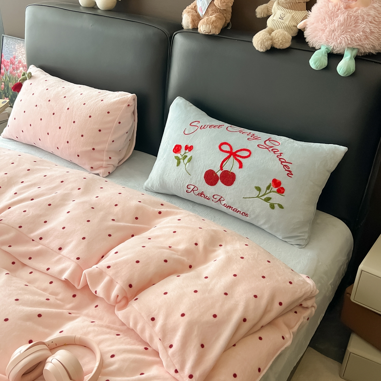 91家纺网 家纺一手货源 找家纺 子钦家纺 2025秋冬新款小红书同款加厚牛奶绒樱桃蝴蝶结款毛巾绣床单床笠四件套-樱桃公主 樱桃公主-粉波点