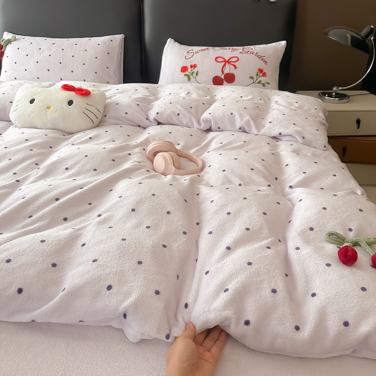 91家纺网 家纺一手货源 找家纺 子钦家纺 2025秋冬新款小红书同款加厚牛奶绒樱桃蝴蝶结款毛巾绣床单床笠四件套-樱桃公主 樱桃公主-紫波点