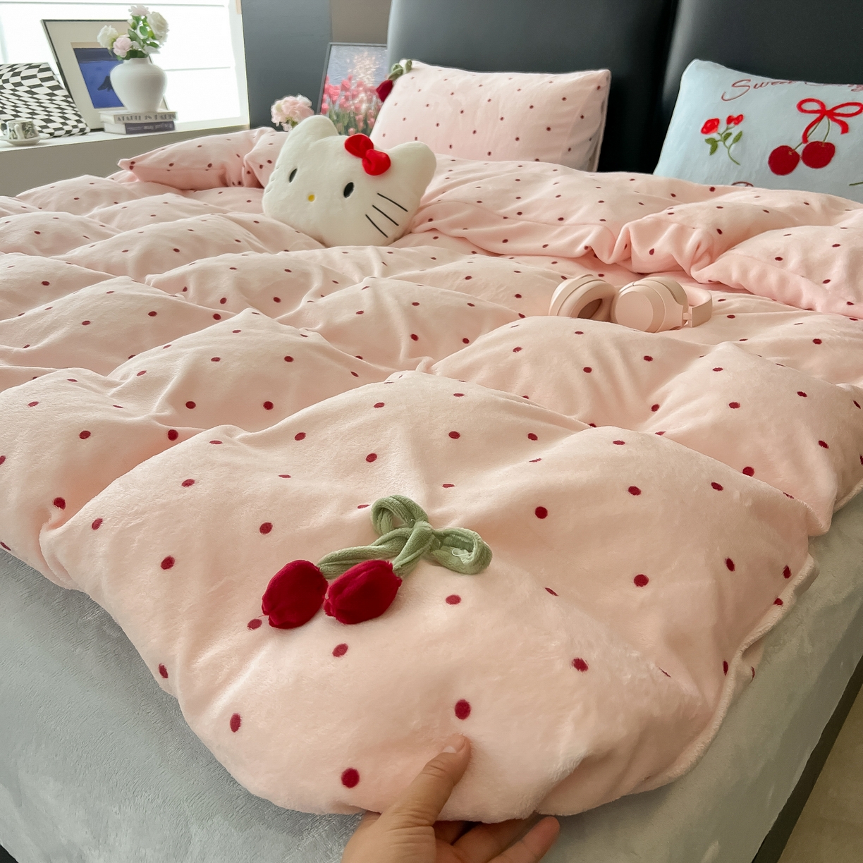 91家纺网 家纺一手货源 找家纺 （总）子钦家纺 2025秋冬新款小红书同款加厚牛奶绒樱桃蝴蝶结款毛巾绣床单床笠四件套-樱桃公主