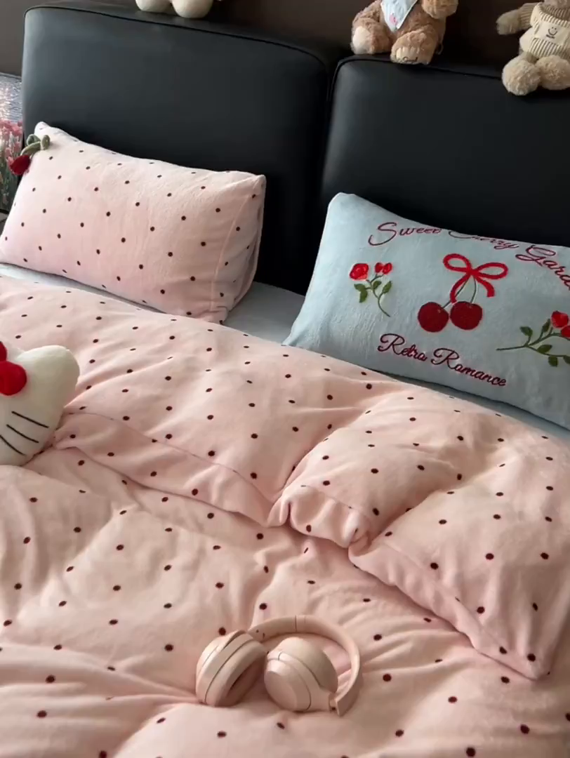 91家纺网 家纺一手货源 找家纺 （总）子钦家纺 2025秋冬新款小红书同款加厚牛奶绒樱桃蝴蝶结款毛巾绣床单床笠四件套-樱桃公主