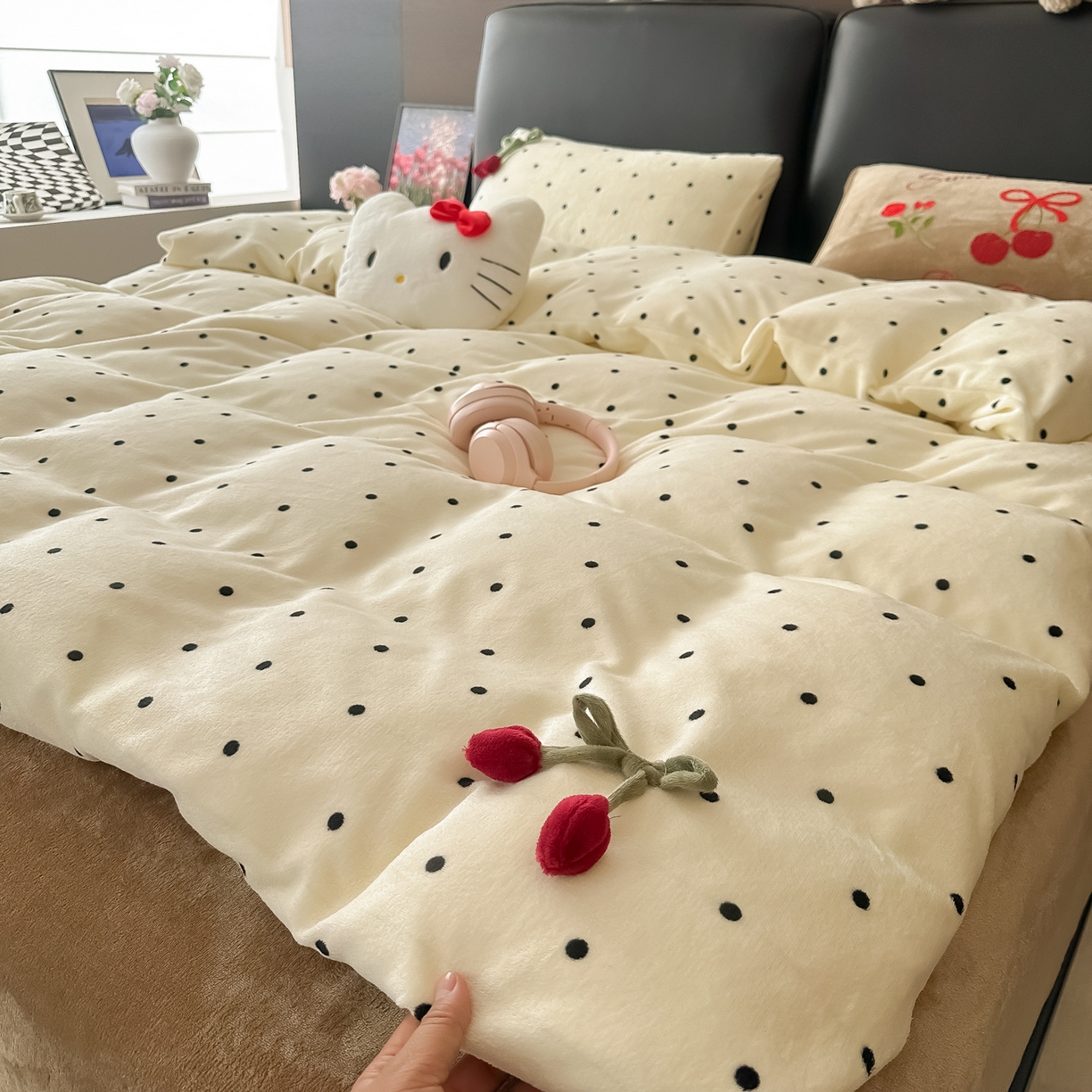 91家纺网 家纺一手货源 找家纺 子钦家纺 2025秋冬新款小红书同款加厚牛奶绒樱桃蝴蝶结款毛巾绣床单床笠四件套-樱桃公主 樱桃公主-奶波点