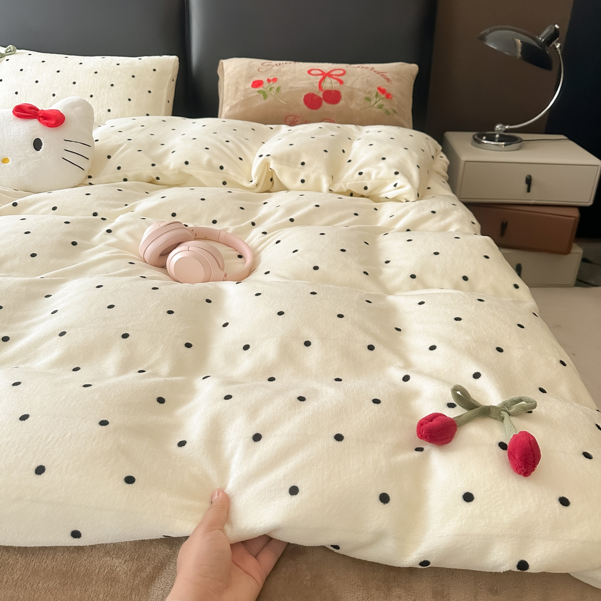 91家纺网 家纺一手货源 找家纺 子钦家纺 2025秋冬新款小红书同款加厚牛奶绒樱桃蝴蝶结款毛巾绣床单床笠四件套-樱桃公主 樱桃公主-奶波点