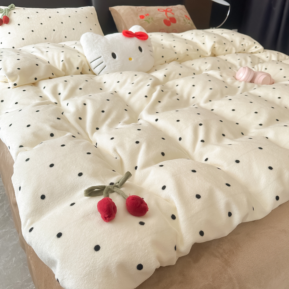 91家纺网 家纺一手货源 找家纺 子钦家纺 2025秋冬新款小红书同款加厚牛奶绒樱桃蝴蝶结款毛巾绣床单床笠四件套-樱桃公主 樱桃公主-奶波点