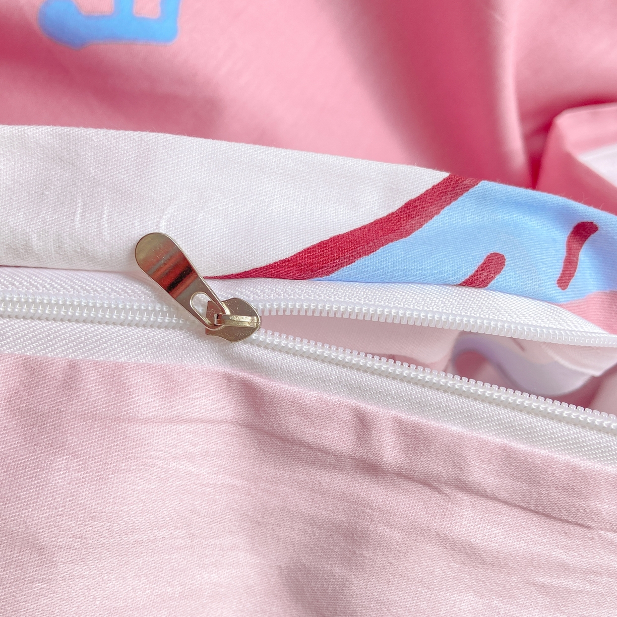 91家纺网 家纺一手货源 找家纺 博雅 2025新款吉伊卡哇正版授权全棉卡通印花四件套 粉色吉伊卡哇