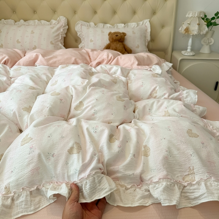 91家纺网 家纺一手货源 找家纺 繁花家居 2025新款高弹线云感木棉多层纱花边超软四件套-风格二 小花兔兔