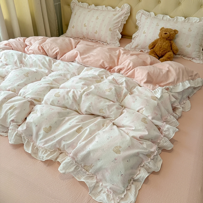 91家纺网 家纺一手货源 找家纺 繁花家居 2025新款高弹线云感木棉多层纱花边超软四件套-风格二 小花兔兔