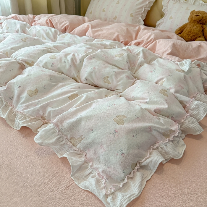 91家纺网 家纺一手货源 找家纺 繁花家居 2025新款高弹线云感木棉多层纱花边超软四件套-风格二 小花兔兔