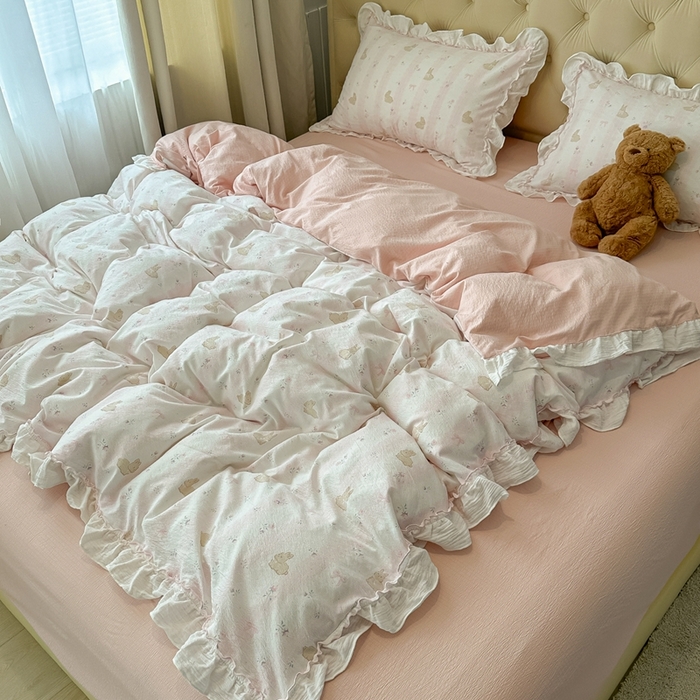 91家纺网 家纺一手货源 找家纺 繁花家居 2025新款高弹线云感木棉多层纱花边超软四件套-风格二 小花兔兔