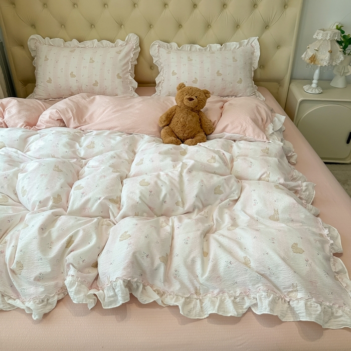 91家纺网 家纺一手货源 找家纺 繁花家居 2025新款高弹线云感木棉多层纱花边超软四件套-风格二 小花兔兔