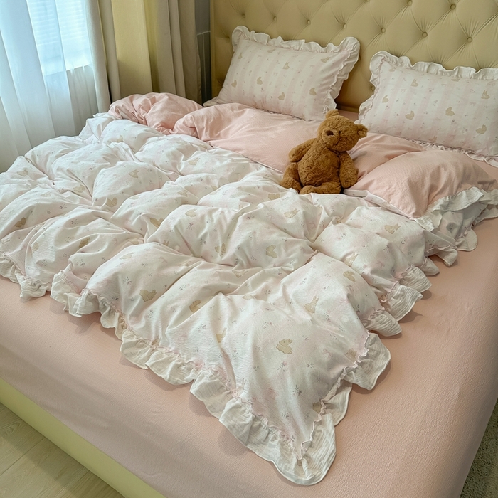 91家纺网 家纺一手货源 找家纺 繁花家居 2025新款高弹线云感木棉多层纱花边超软四件套-风格二 小花兔兔