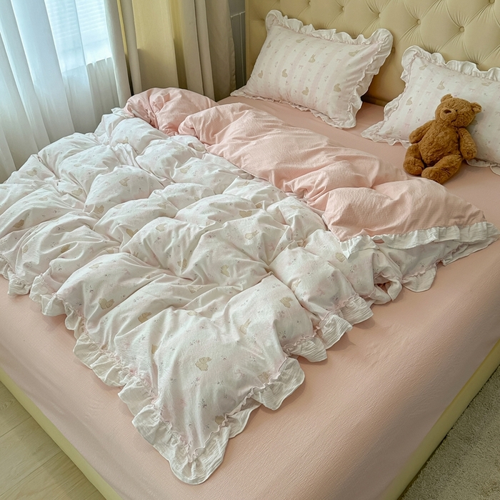 91家纺网 家纺一手货源 找家纺 繁花家居 2025新款高弹线云感木棉多层纱花边超软四件套-风格二 小花兔兔