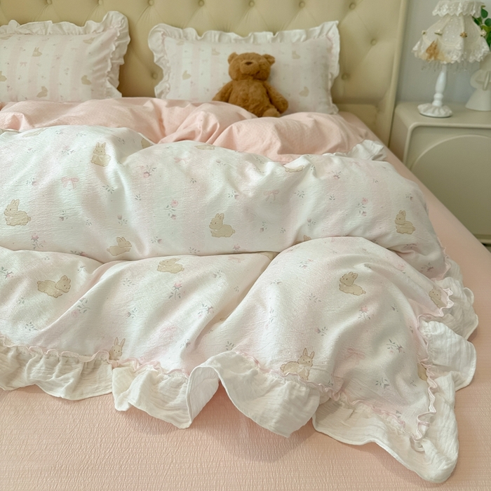 91家纺网 家纺一手货源 找家纺 繁花家居 2025新款高弹线云感木棉多层纱花边超软四件套-风格二 小花兔兔