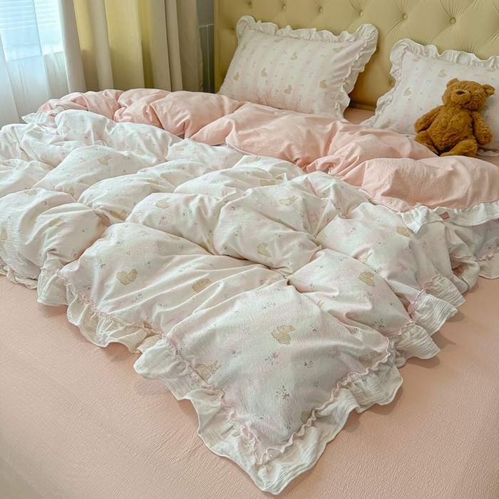 91家纺网 家纺一手货源 找家纺 繁花家居 2025新款高弹线云感木棉多层纱花边超软四件套-风格二 小花兔兔