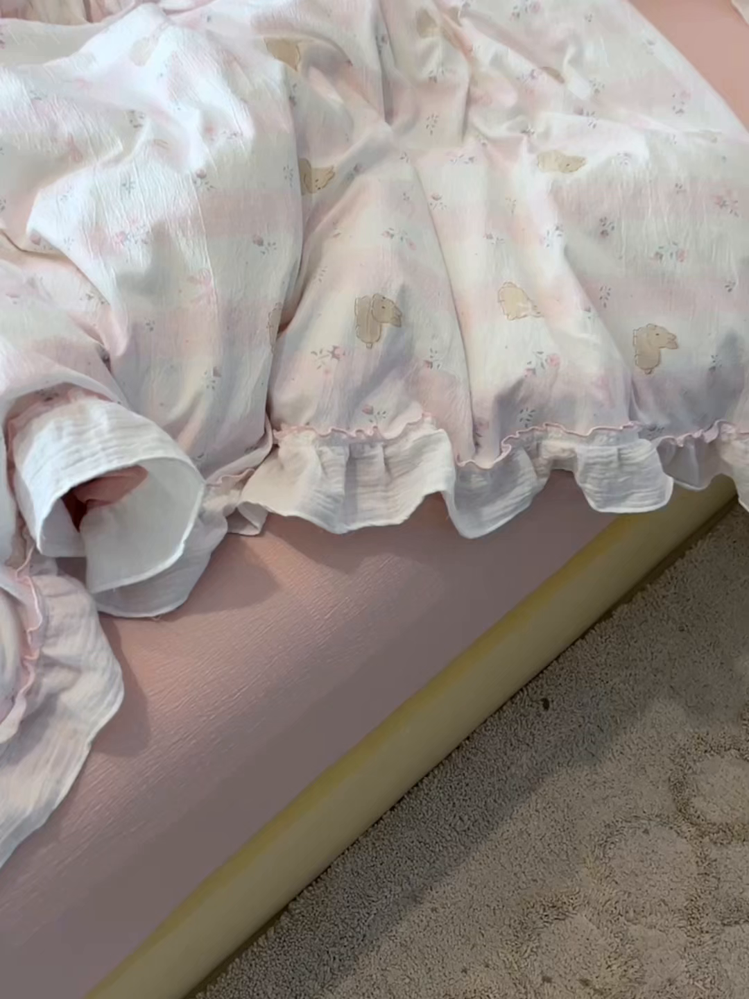 91家纺网 家纺一手货源 找家纺 繁花家居 2025新款高弹线云感木棉多层纱花边超软四件套-风格二 小花兔兔