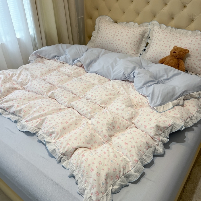 91家纺网 家纺一手货源 找家纺 繁花家居 2025新款高弹线云感木棉多层纱花边超软四件套-风格二 粉粉小呆猫