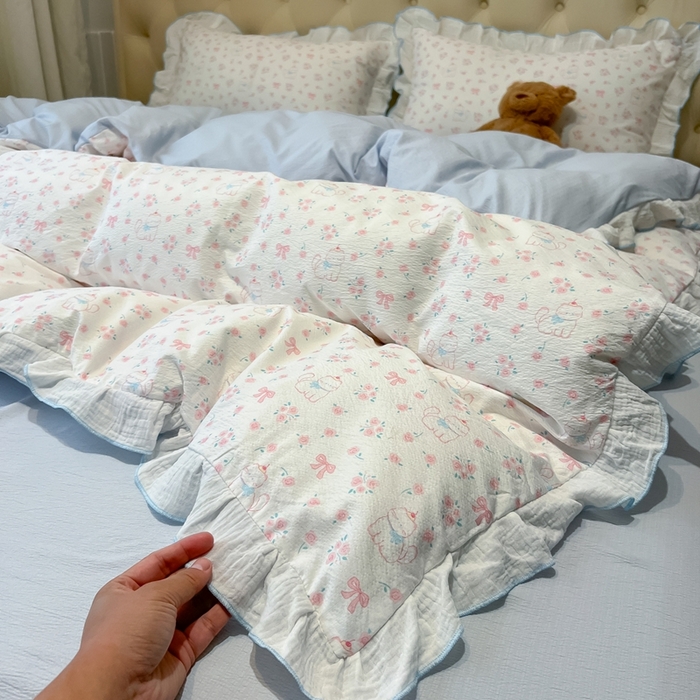 91家纺网 家纺一手货源 找家纺 繁花家居 2025新款高弹线云感木棉多层纱花边超软四件套-风格二 粉粉小呆猫