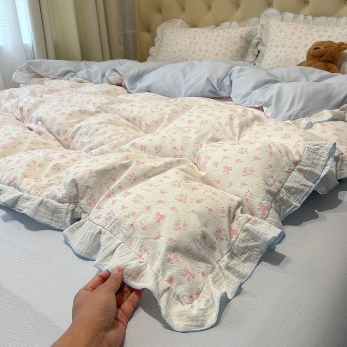 91家纺网 家纺一手货源 找家纺 繁花家居 2025新款高弹线云感木棉多层纱花边超软四件套-风格二 粉粉小呆猫