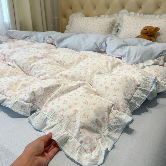 91家纺网 家纺一手货源 找家纺 繁花家居 2025新款高弹线云感木棉多层纱花边超软四件套-风格二 粉粉小呆猫