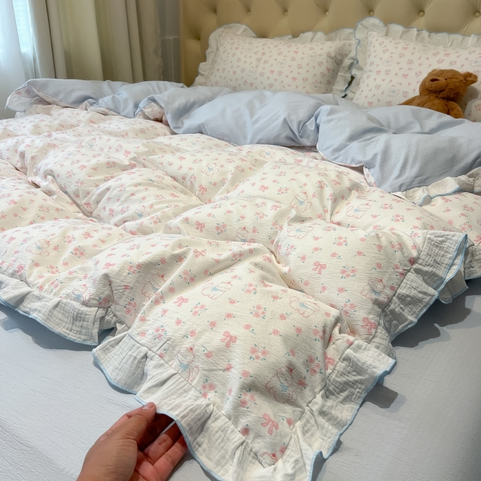 91家纺网 家纺一手货源 找家纺 繁花家居 2025新款高弹线云感木棉多层纱花边超软四件套-风格二 粉粉小呆猫