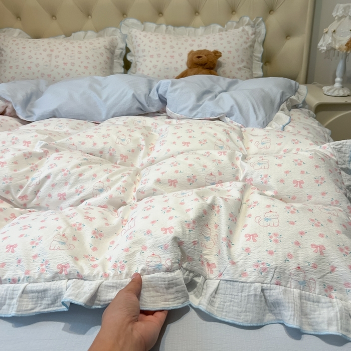 91家纺网 家纺一手货源 找家纺 繁花家居 2025新款高弹线云感木棉多层纱花边超软四件套-风格二 粉粉小呆猫