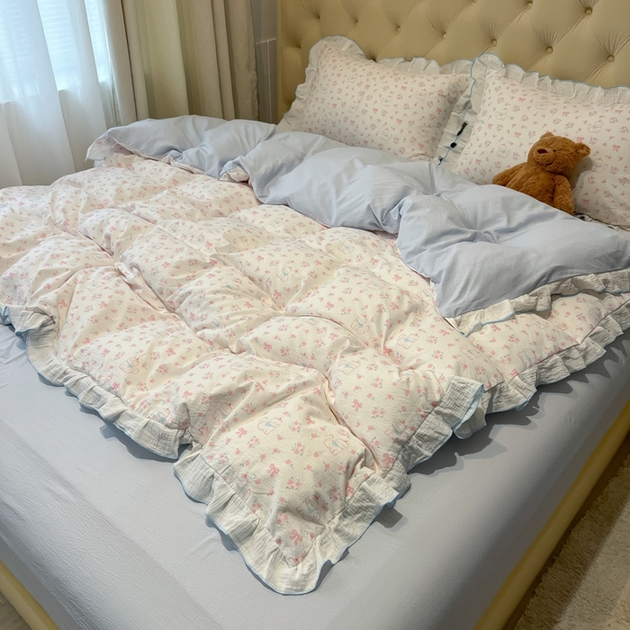 91家纺网 家纺一手货源 找家纺 繁花家居 2025新款高弹线云感木棉多层纱花边超软四件套-风格二 粉粉小呆猫