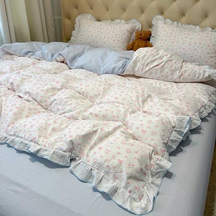 91家纺网 家纺一手货源 找家纺 繁花家居 2025新款高弹线云感木棉多层纱花边超软四件套-风格二 粉粉小呆猫