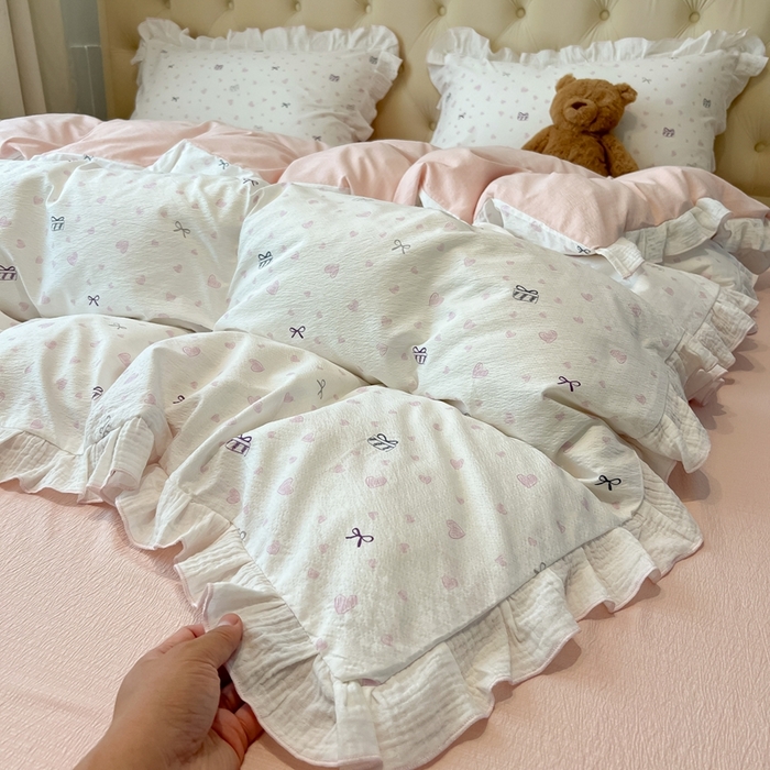 91家纺网 家纺一手货源 找家纺 繁花家居 2025新款高弹线云感木棉多层纱花边超软四件套-风格二 蝴蝶结爱心