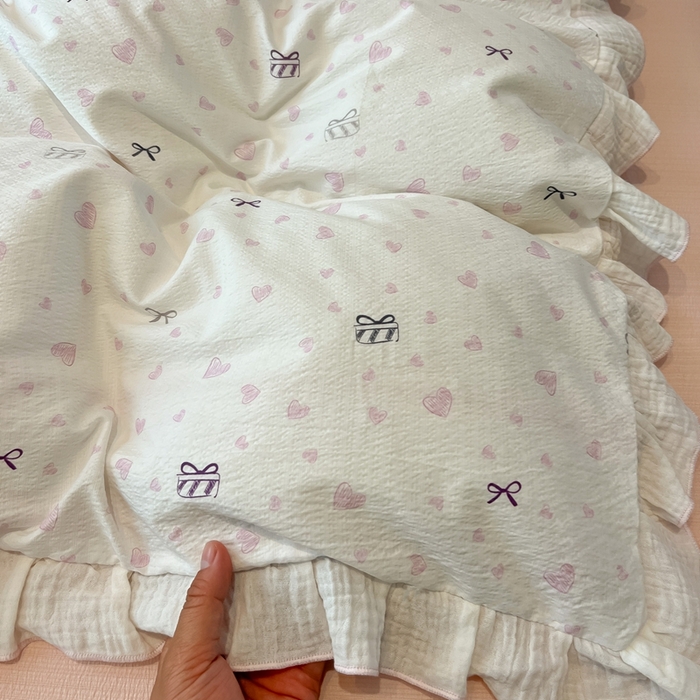 91家纺网 家纺一手货源 找家纺 繁花家居 2025新款高弹线云感木棉多层纱花边超软四件套-风格二 蝴蝶结爱心