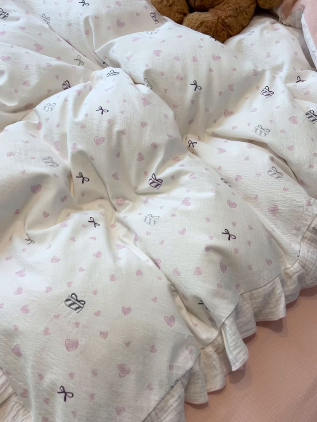 91家纺网 家纺一手货源 找家纺 繁花家居 2025新款高弹线云感木棉多层纱花边超软四件套-风格二 蝴蝶结爱心